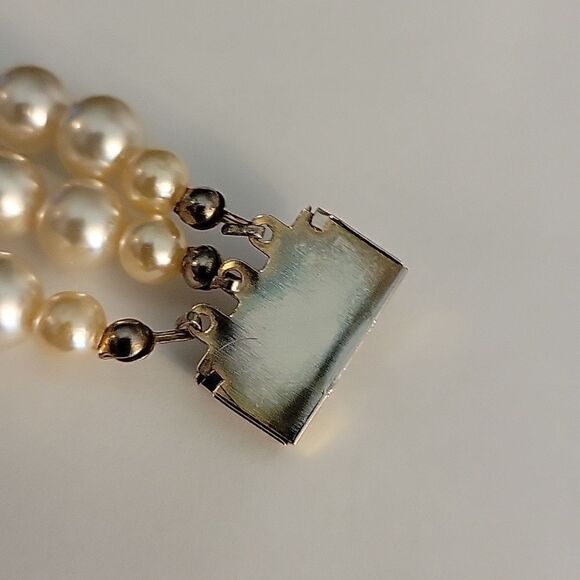 Three Strand Faux Pearl Necklace with Large Teardrop Pearl Gold Toned Pendant - Picture 8 of 8